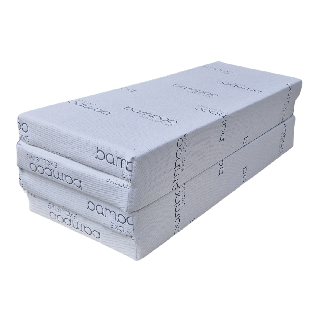 Matelas plié en cube servant de siège